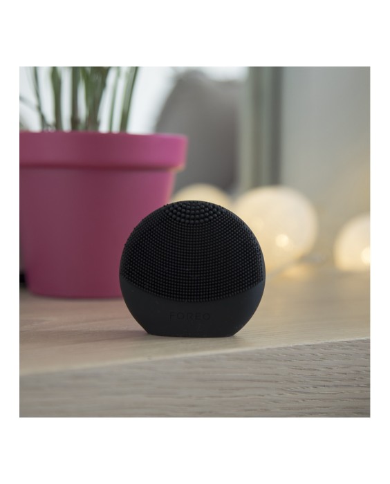 LUNA™ play smart 2 - Dispositivo de limpieza facial y análisis inteligente de la piel Midnight Magic FOREO