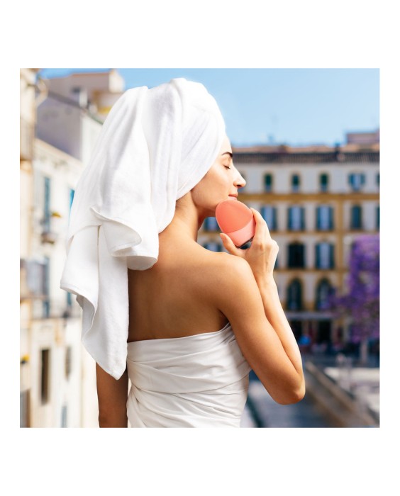 LUNA™ 4 - Dispositivo inteligente de limpieza facial y masaje reafirmante BALANCED SKIN FOREO