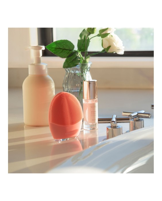 LUNA™ 4 - Dispositivo inteligente de limpieza facial y masaje reafirmante BALANCED SKIN FOREO