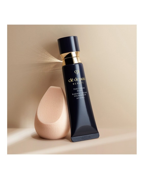 Base de maquillaje Radiant Cream Foundation SPF25.PA++ Clé de Peau Beauté