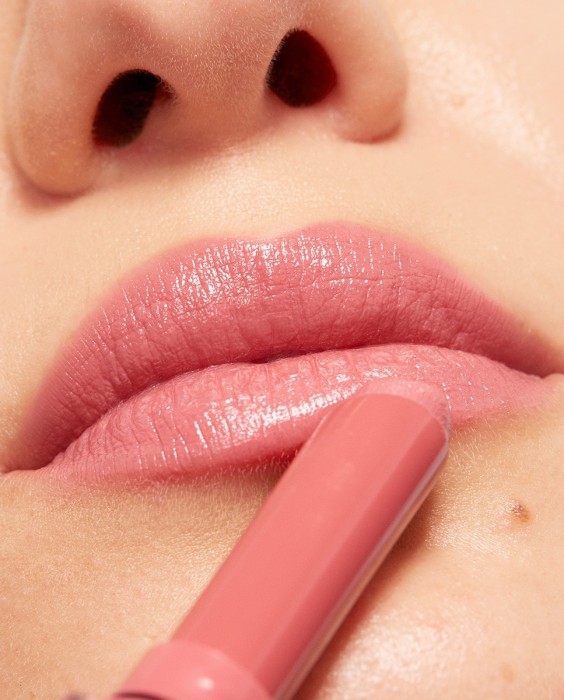 Labial hidratante de color y acabado glow The Color Lip Glow 3INA