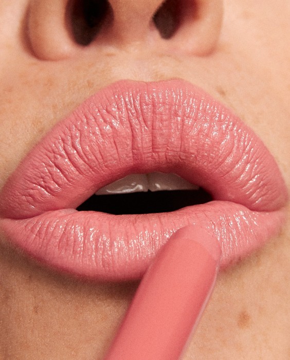 Labial hidratante de color y acabado glow The Color Lip Glow 3INA