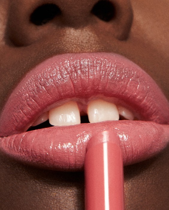 Labial hidratante de color y acabado glow The Color Lip Glow 3INA