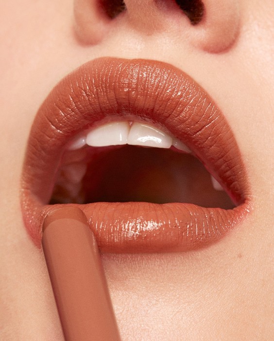 Labial hidratante de color y acabado glow The Color Lip Glow 3INA