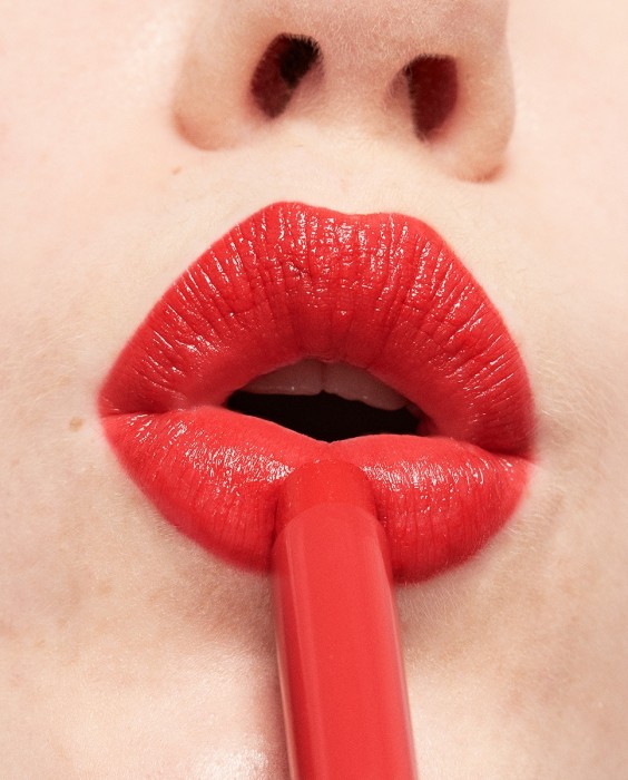 Labial hidratante de color y acabado glow The Color Lip Glow 3INA