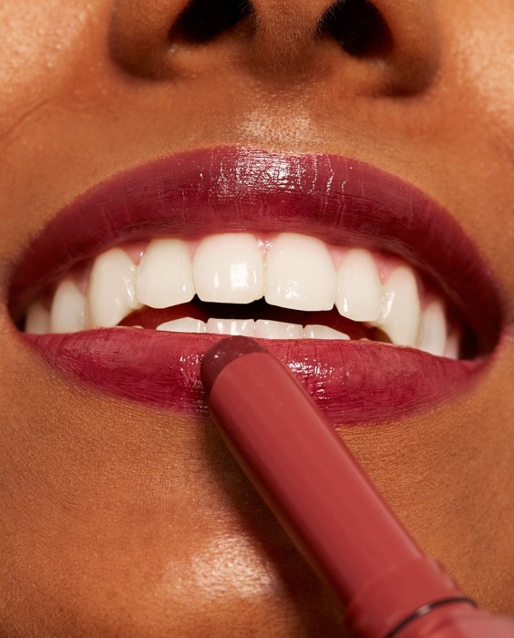 Labial hidratante de color y acabado glow The Color Lip Glow 3INA