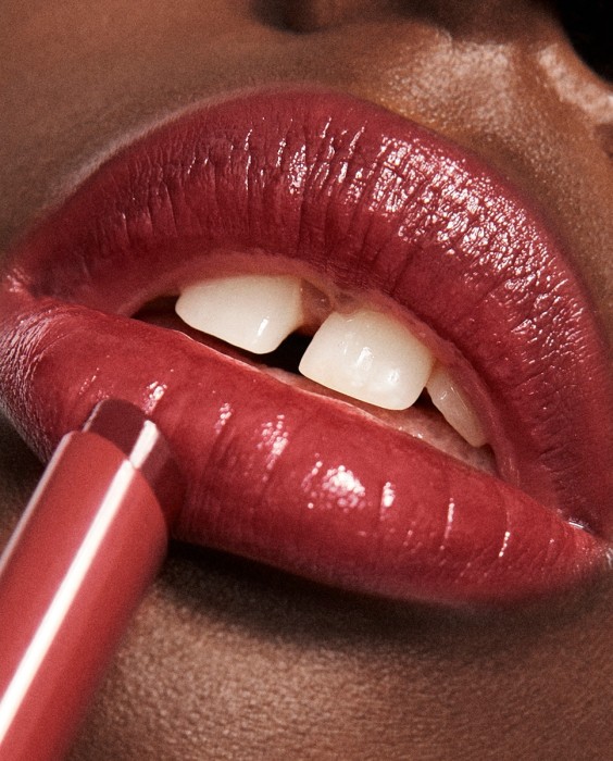 Labial hidratante de color y acabado glow The Color Lip Glow 3INA