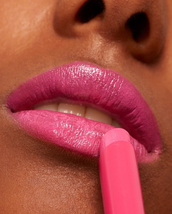 Labial hidratante de color y acabado glow The Color Lip Glow 3INA