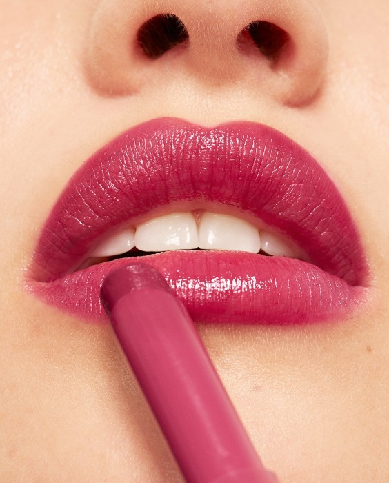 Labial hidratante de color y acabado glow The Color Lip Glow 3INA