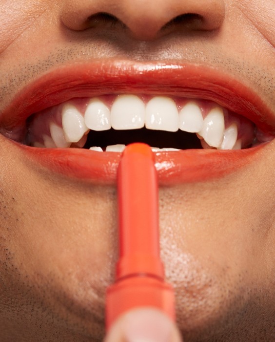 Labial hidratante de color y acabado glow The Color Lip Glow 3INA