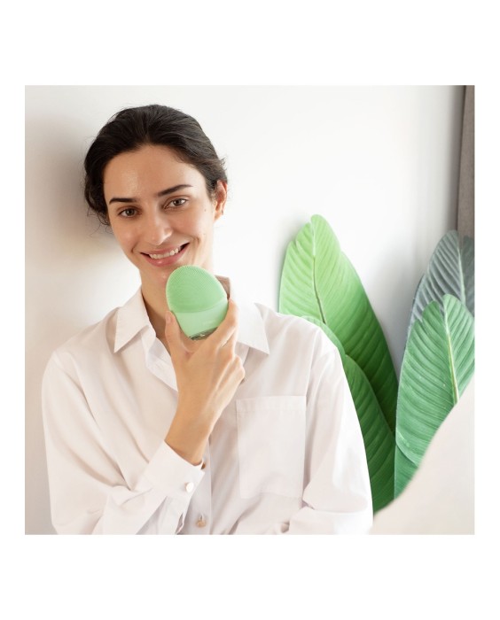 LUNA™ 4 - Dispositivo inteligente de limpieza facial y masaje reafirmante COMBINATION SKIN FOREO