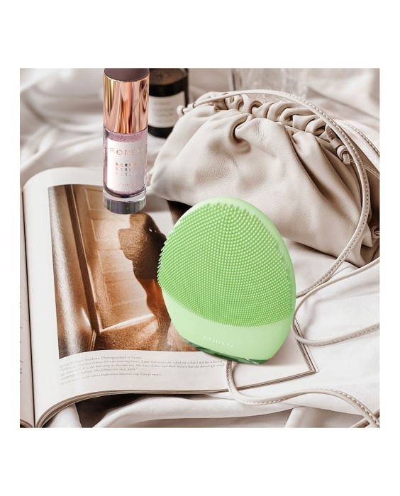 LUNA™ 4 - Dispositivo inteligente de limpieza facial y masaje reafirmante COMBINATION SKIN FOREO